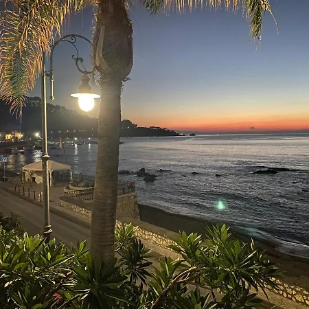 Casa Nicole Fronte Mare 度假居 *