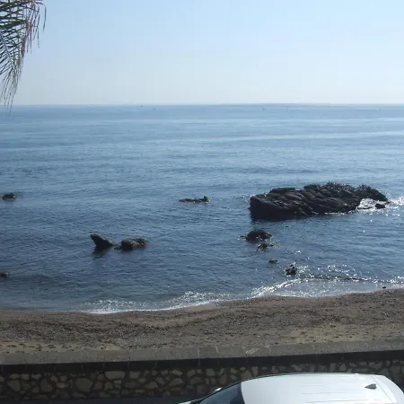 Casa Nicole Fronte Mare بيت للعطل